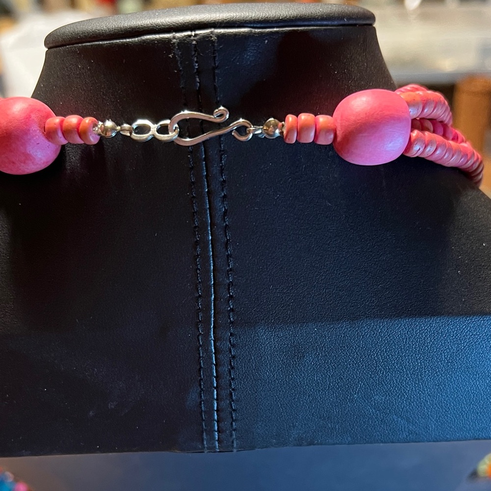 Pink Beaded Necklace with Artistic Pendant - Picture 5 of 7